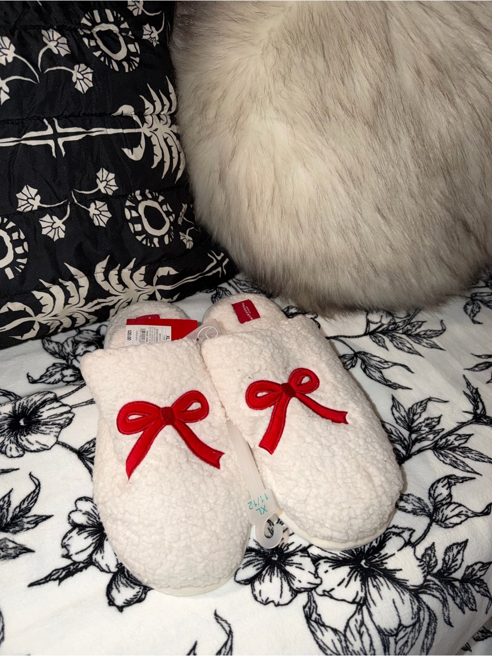 NWT Wondershop Sherpa Red Bow Scuff Slippers